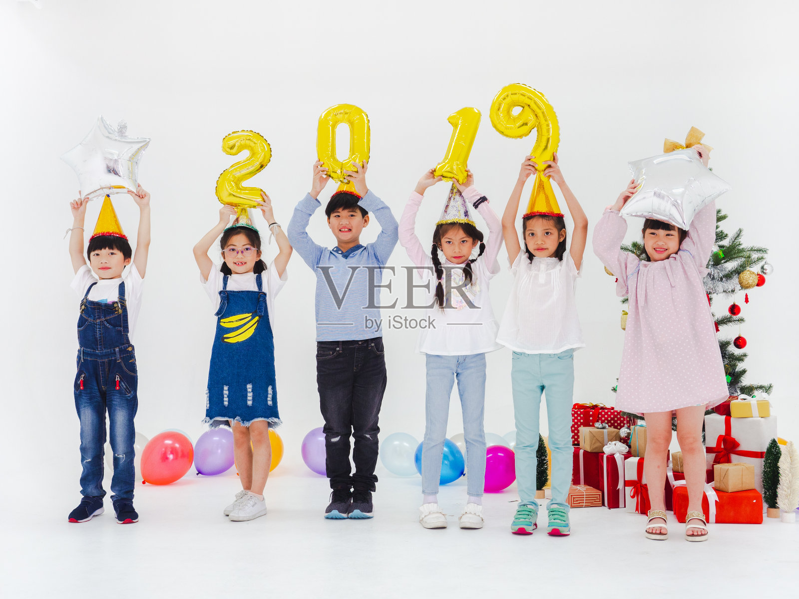 一群孩子庆祝派对，一起享受圣诞的乐趣照片摄影图片