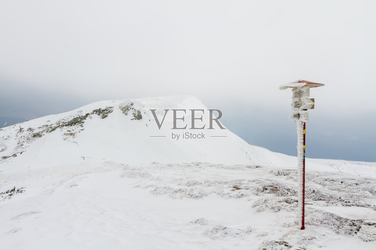 山上的指针。照片摄影图片