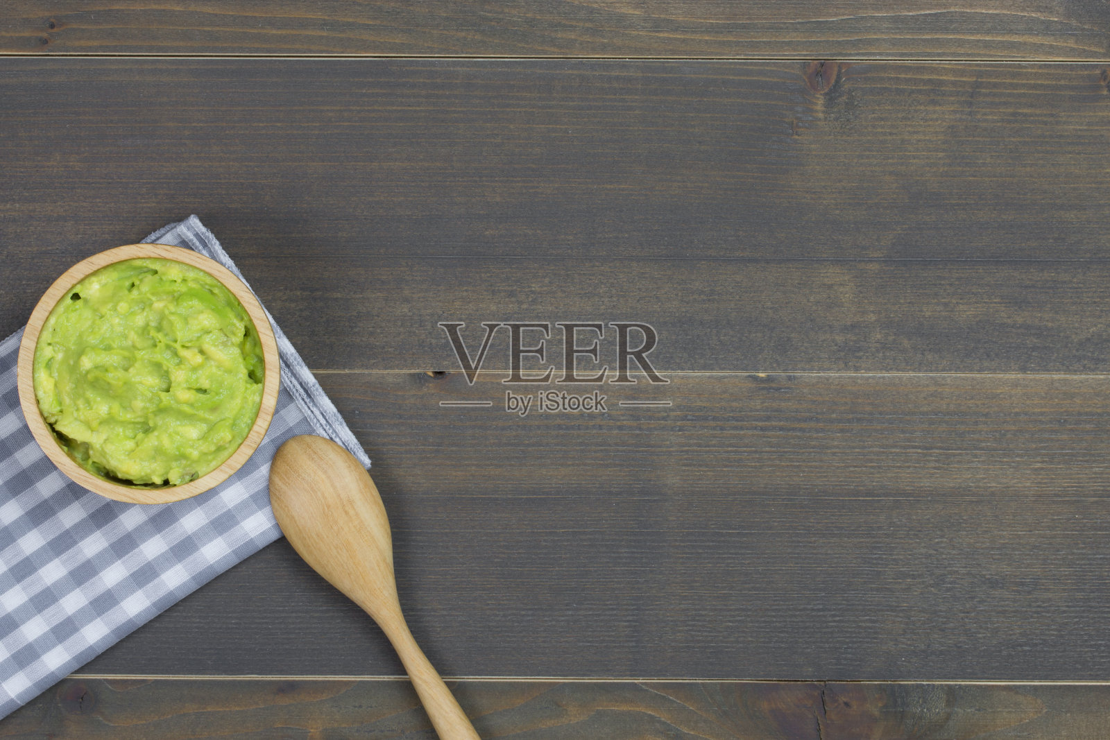 牛油果蘸酱或鳄梨酱在木桌上的木碗与自由文本空间照片摄影图片