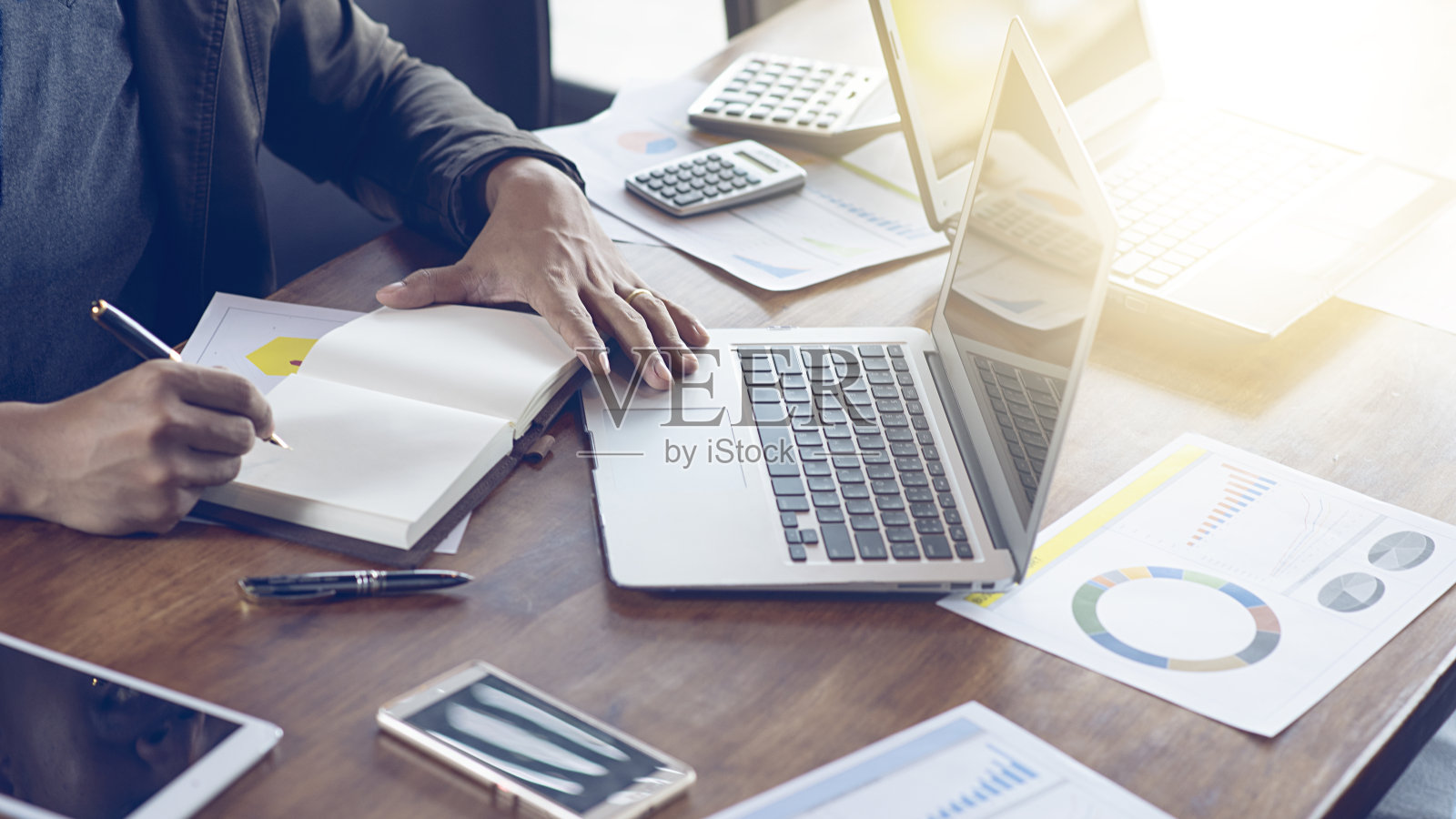 一个男人在办公室里签合同。照片摄影图片