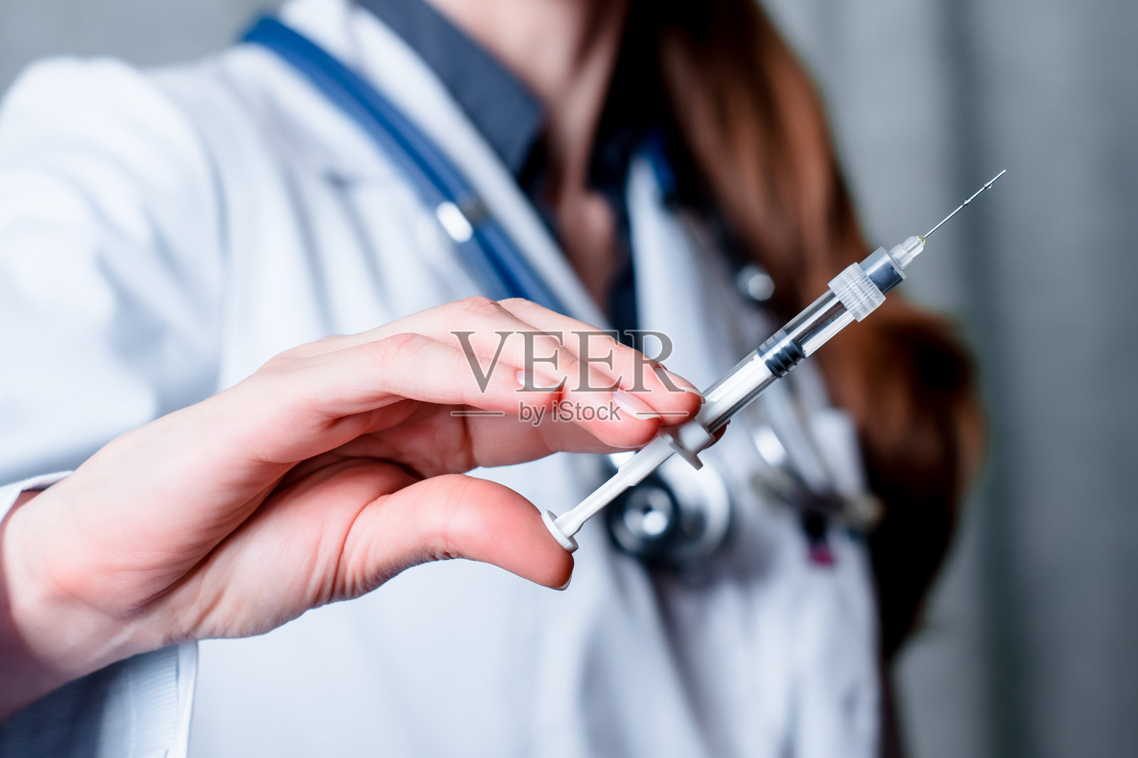 医疗保健。医生用注射器。专注于注射器照片摄影图片