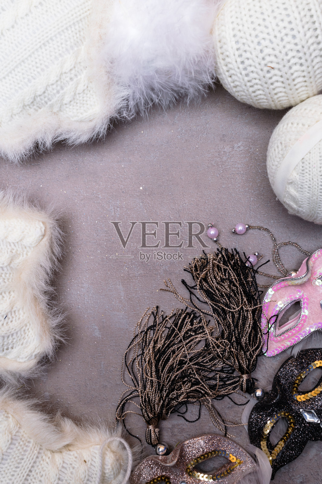 快乐新年派对装饰框架与嘉年华面具和圣诞装饰，新年静物生活照片摄影图片