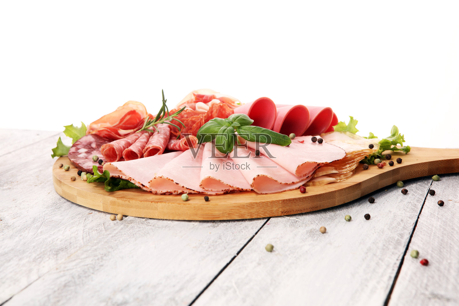 食物托盘里有美味的意大利腊肠，火腿片，香肠和沙拉。有选择的肉拼盘。照片摄影图片