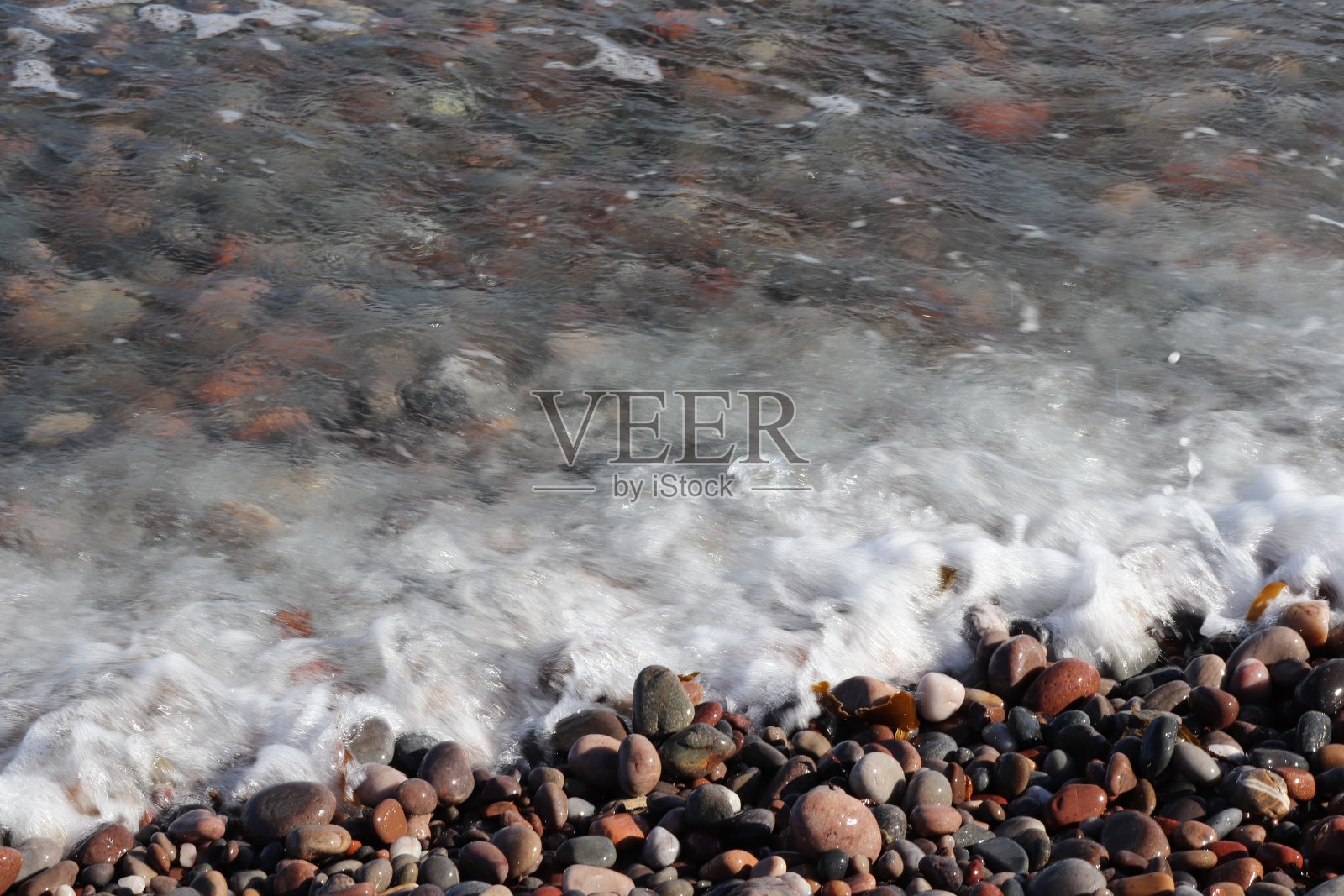 鹅卵石在海滨照片摄影图片