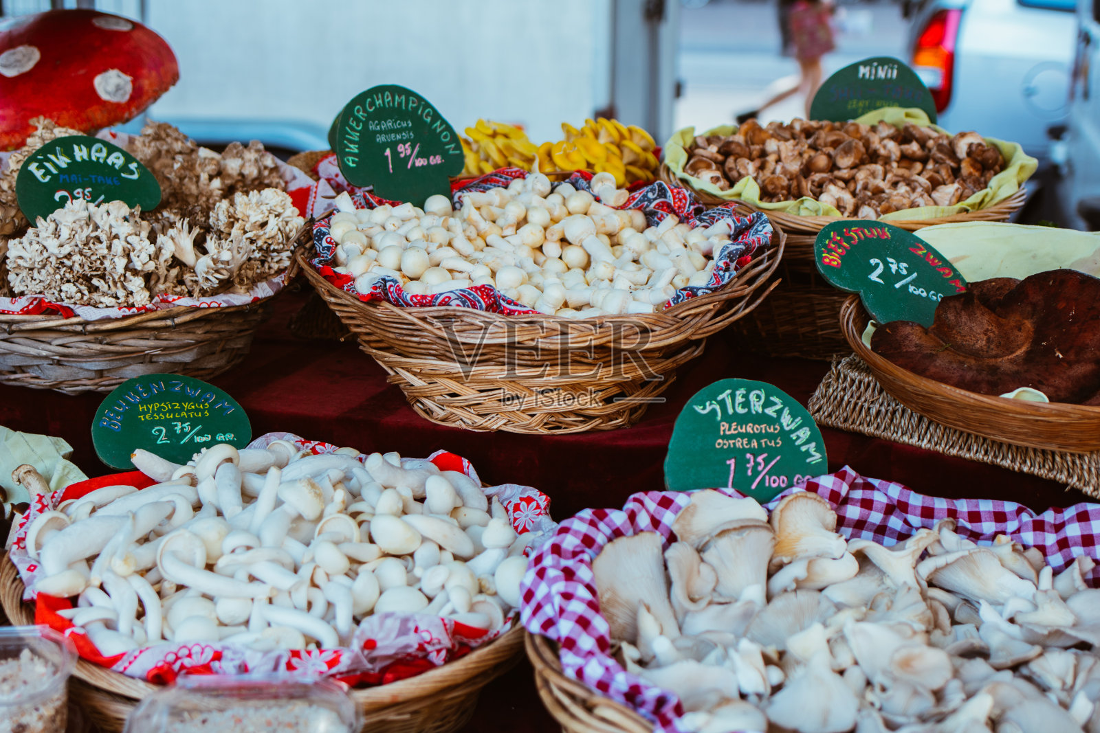 纯素或素食替代品-各种可爱的健康蘑菇在农贸市场照片摄影图片