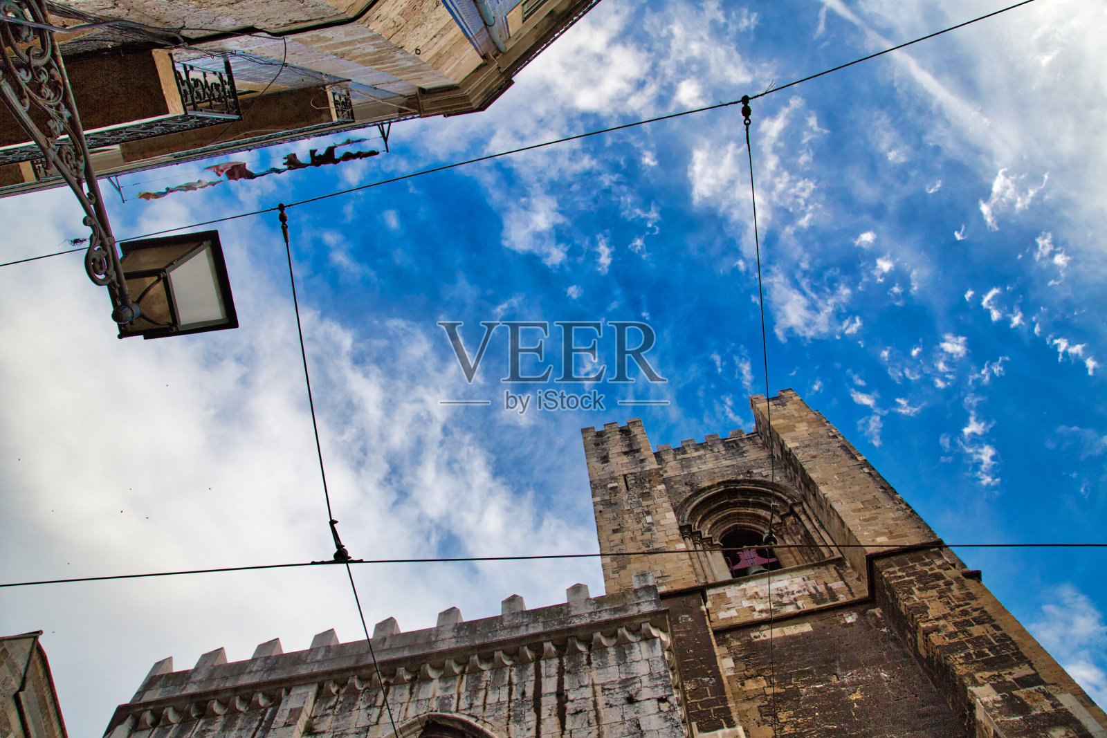 里斯本，五彩缤纷的阿尔法玛大街照片摄影图片