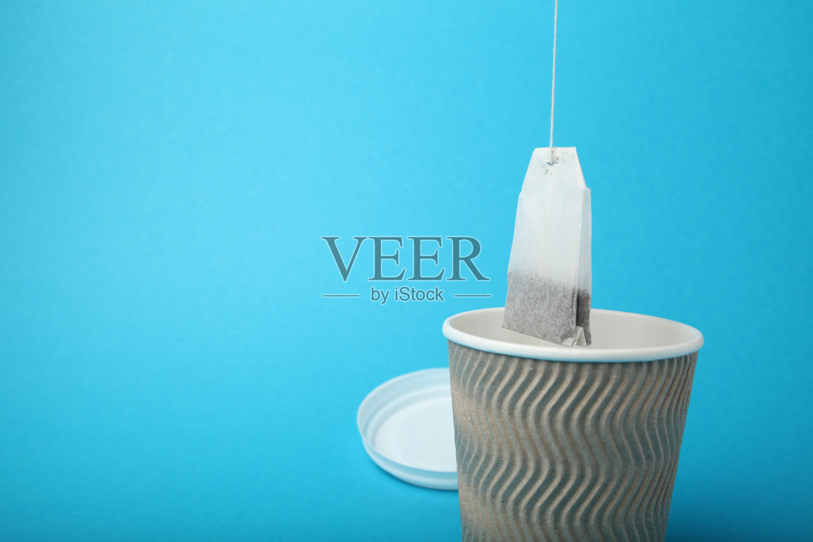 纸杯茶包，早餐热饮。照片摄影图片