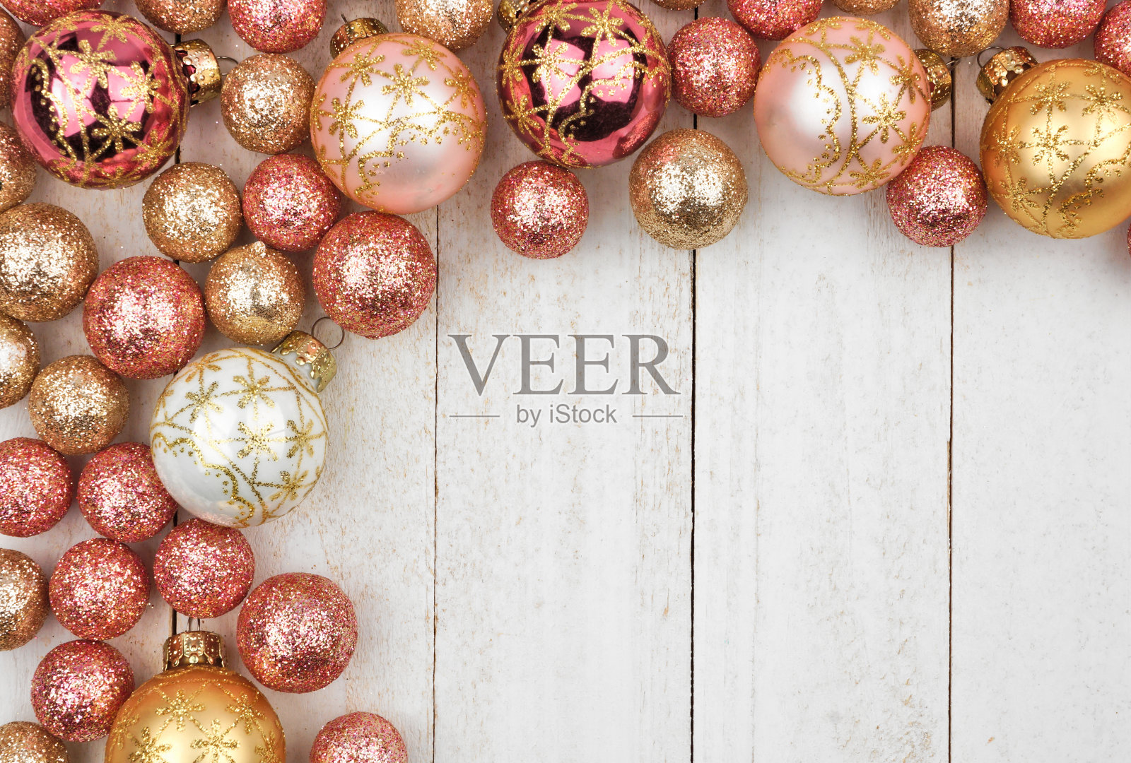 圣诞角落的边缘玫瑰金和金色的装饰品在白色的木头照片摄影图片