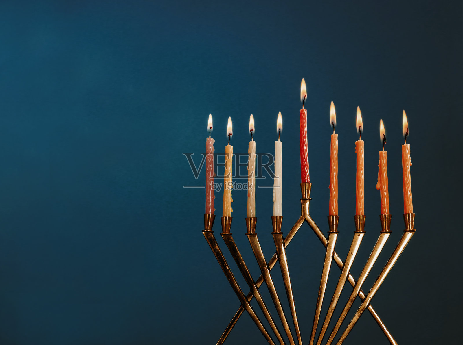 光明节烛台与蜡烛的光明节庆祝在黑色的背景照片摄影图片