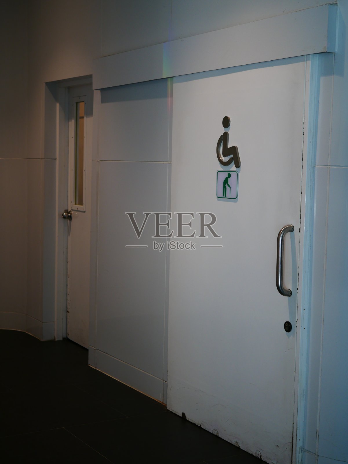 无障碍标志和残疾人卫生间照片摄影图片