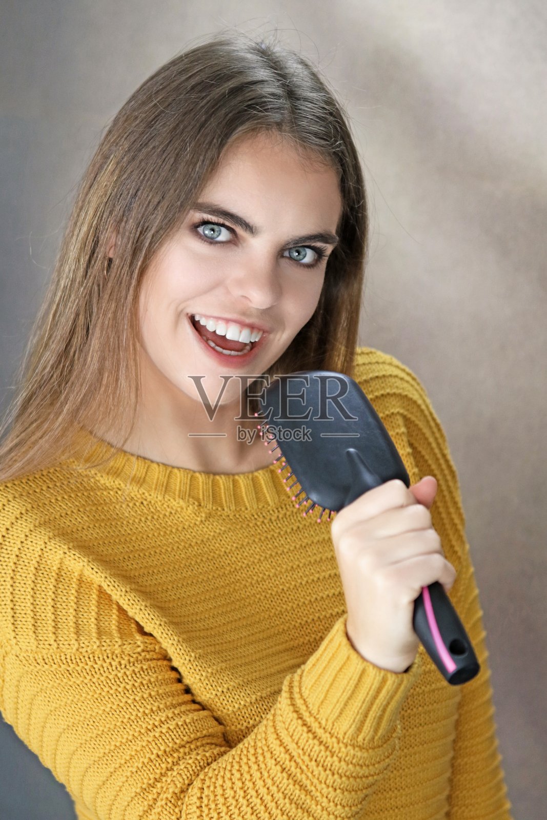 用头发唱歌照片摄影图片