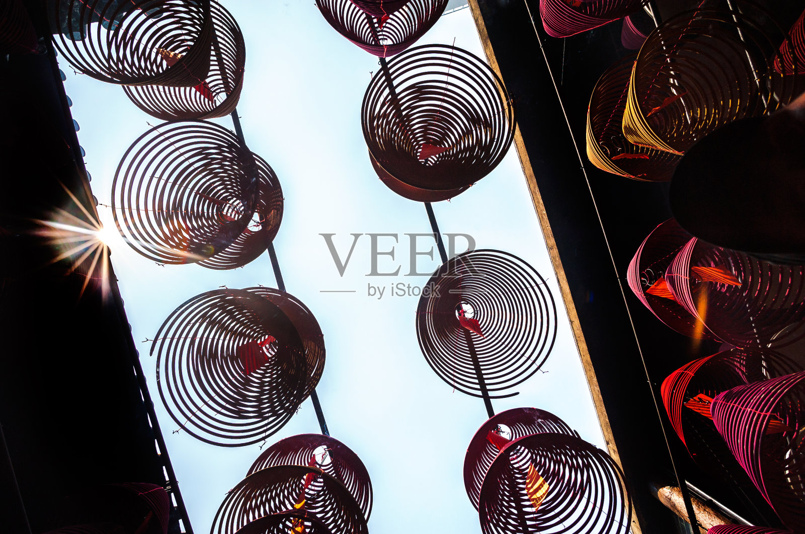 香港油麻地天后庙的天花板上挂着香盘照片摄影图片