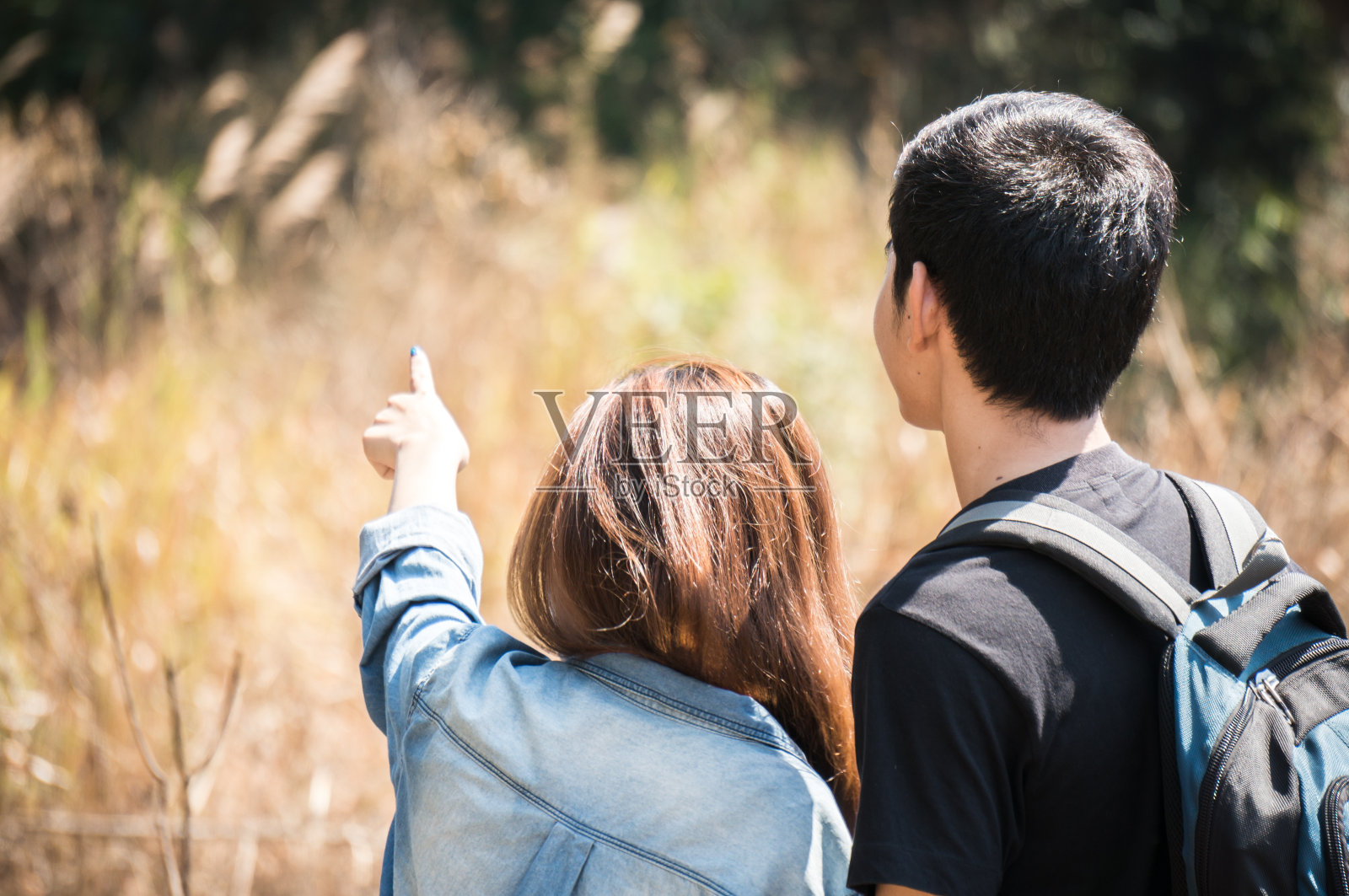 亚洲旅行者夫妇指向目标在秋天的森林照片摄影图片
