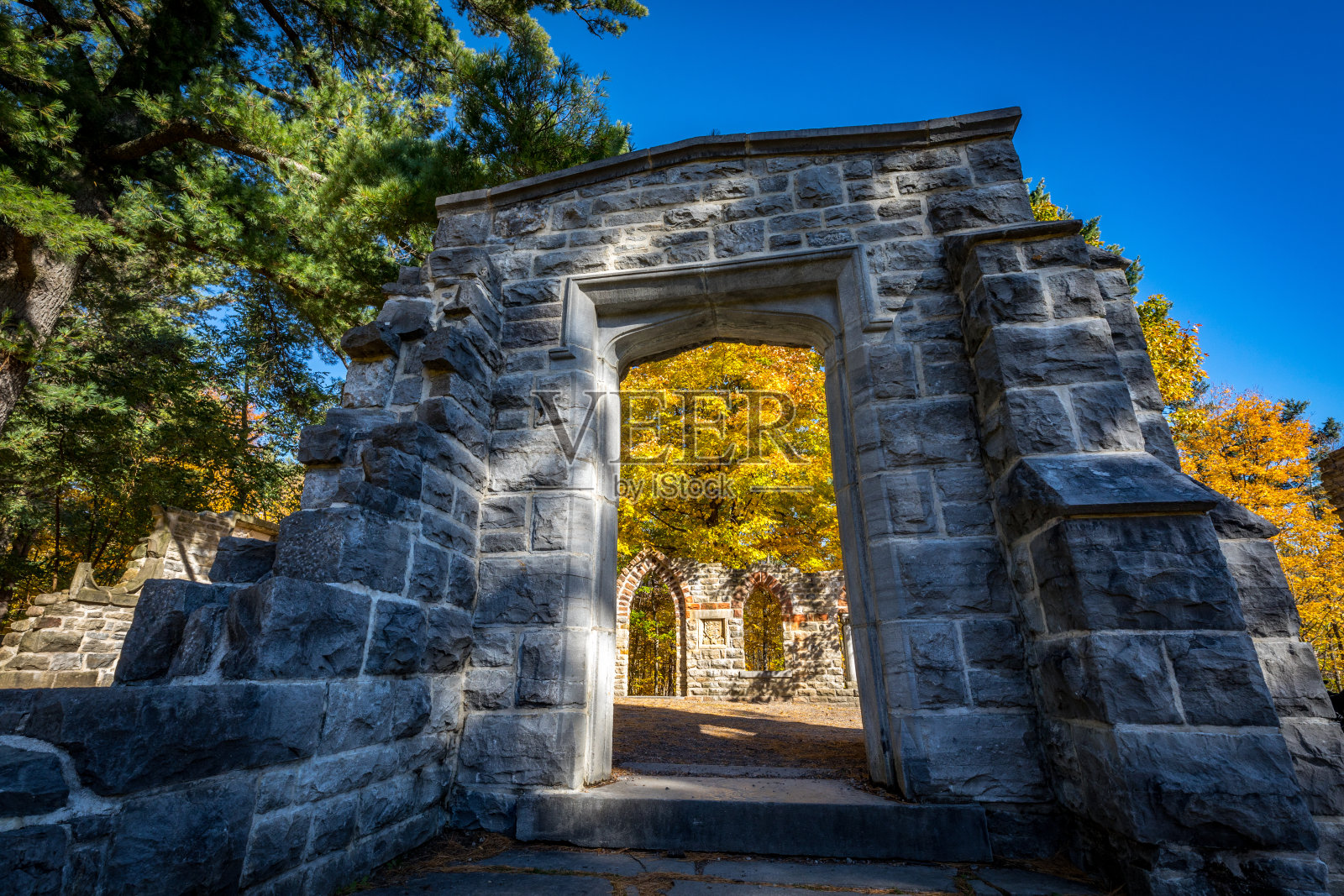 加拿大魁北克省加蒂诺公园麦肯齐·金庄园的修道院废墟照片摄影图片