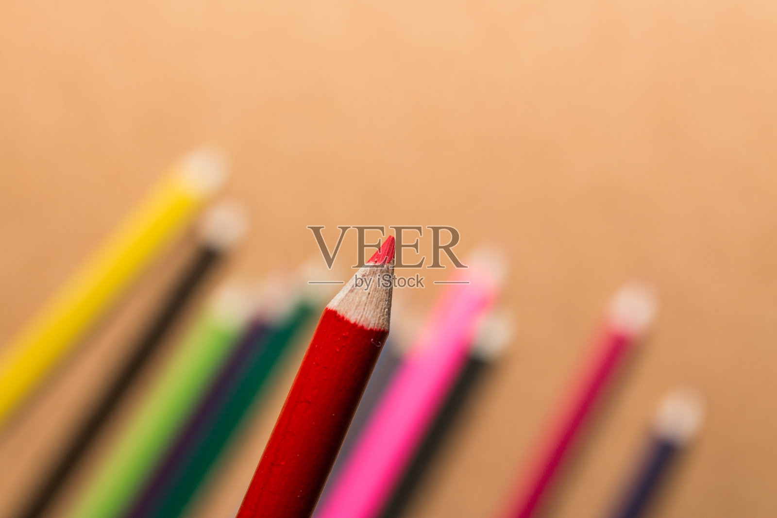 特写的红色铅笔对模糊的彩色铅笔照片摄影图片