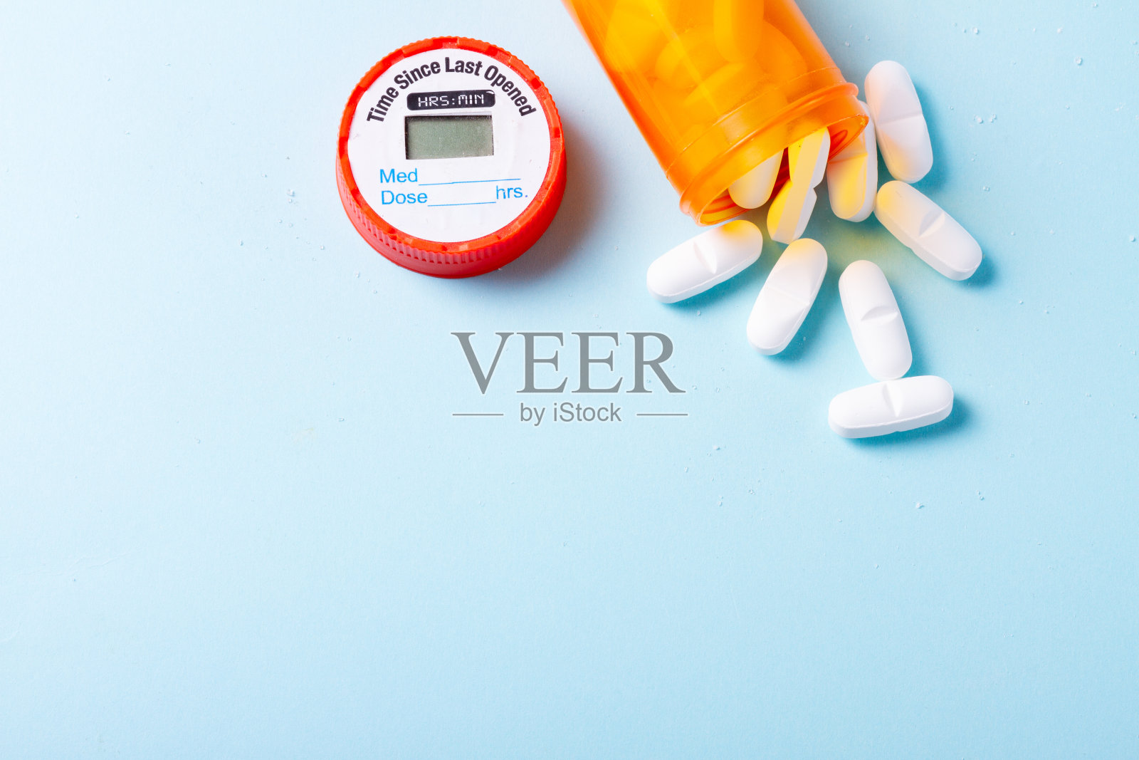 蓝色背景上的白色药丸照片摄影图片