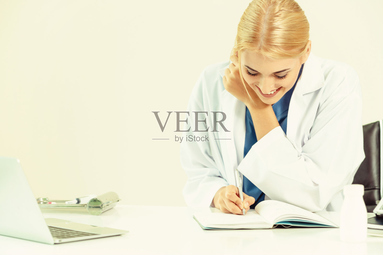 医院里的医生正在写医疗报告。照片摄影图片