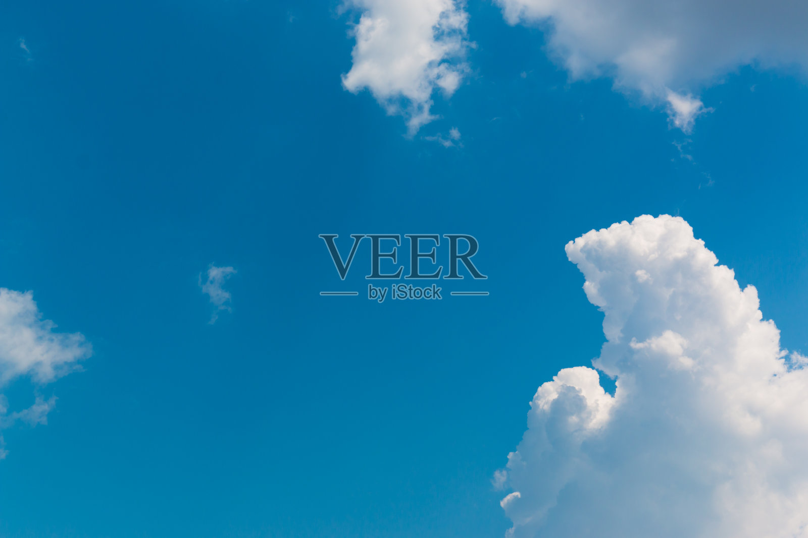 明亮的天蓝色背景。白天的天空和美丽的白云。照片摄影图片