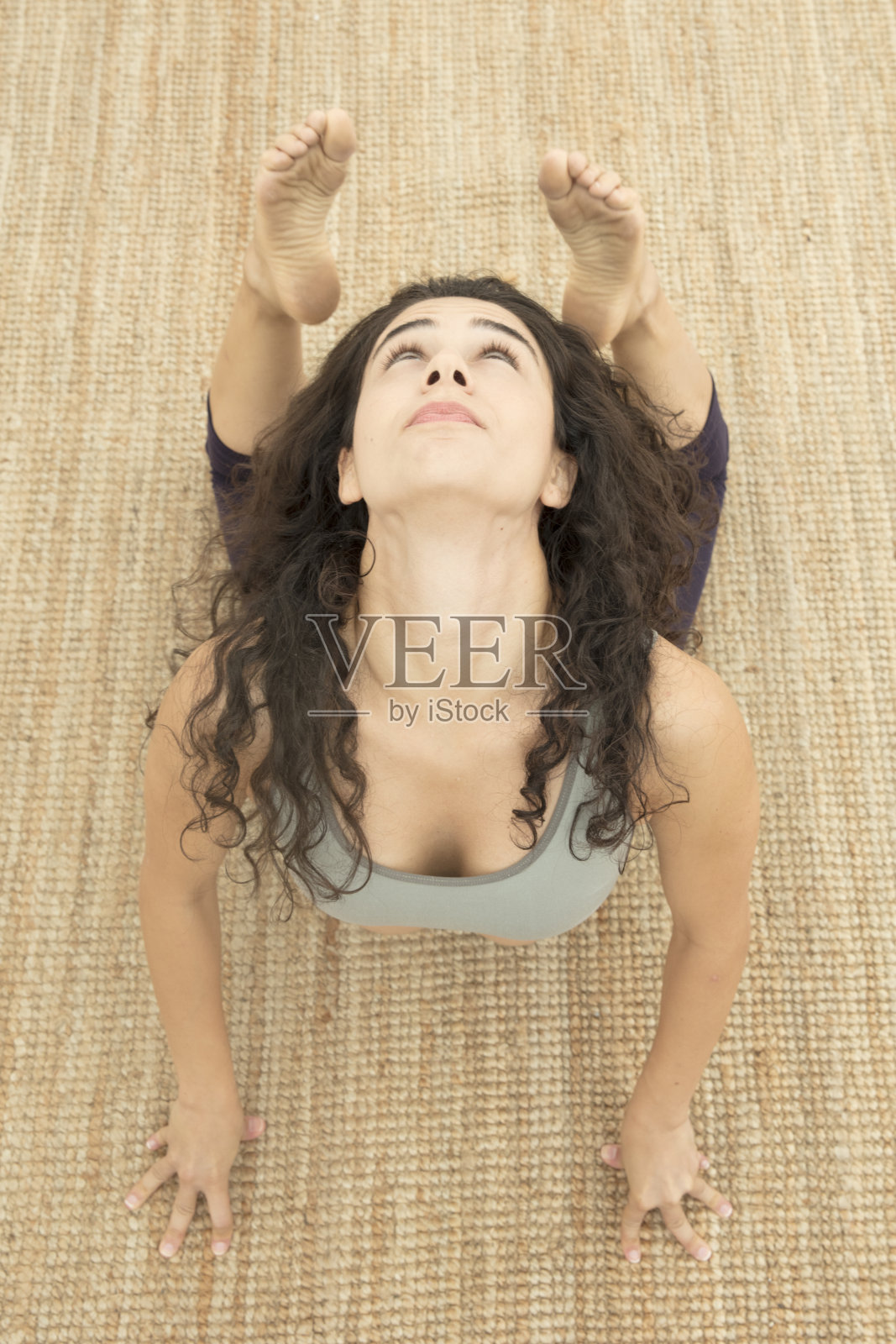 适合瑜伽女性瑜伽姿势在木地板上照片摄影图片