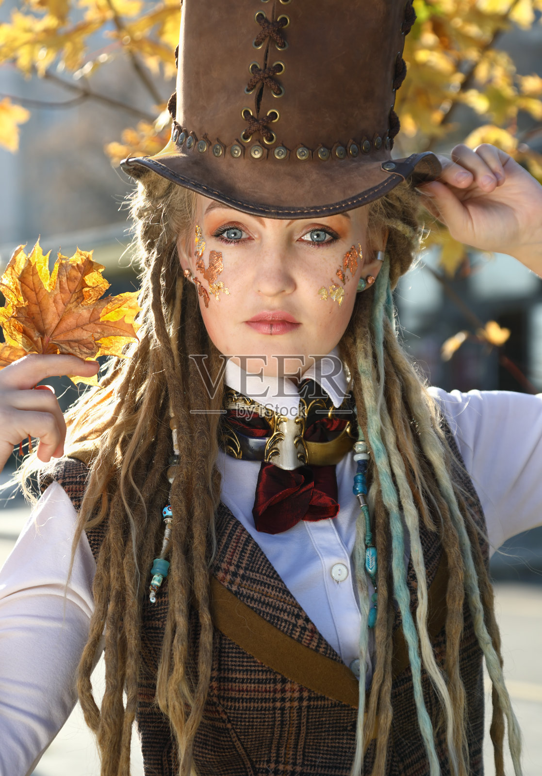 年轻漂亮的女人穿着幻想的衣服和化妆照片摄影图片