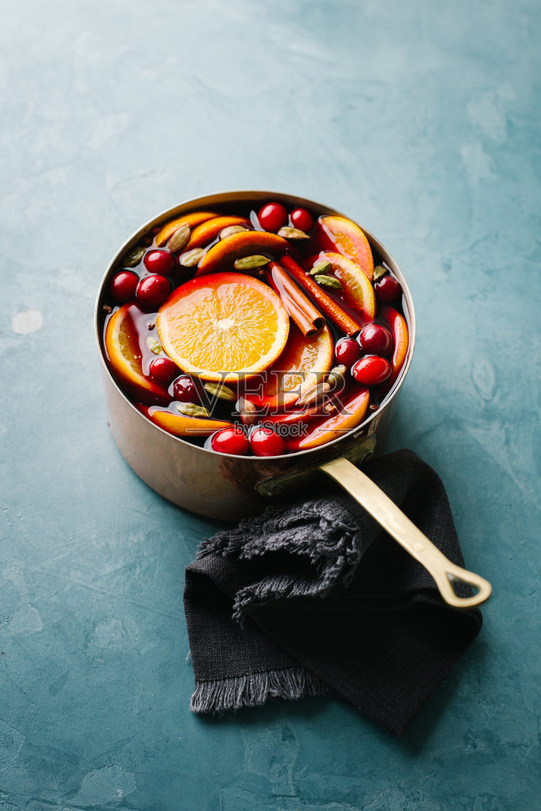 平底锅里的水果热红酒照片摄影图片