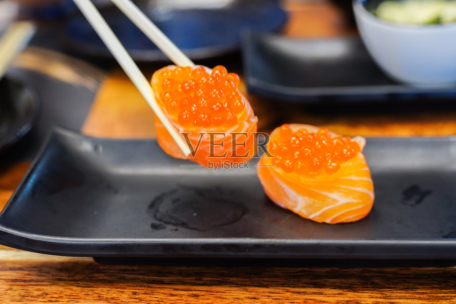 专注于柔软的日本餐厅的新鲜寿司照片摄影图片