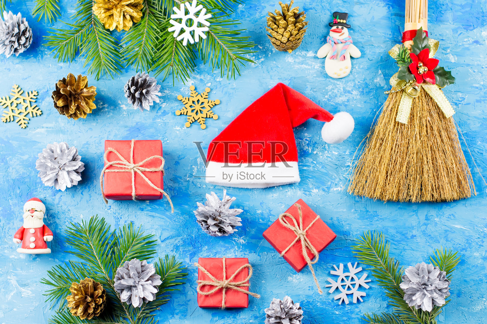 蓝色的圣诞背景与冷杉树枝，红色的礼品盒，银色和金色的装饰，拷贝空间照片摄影图片