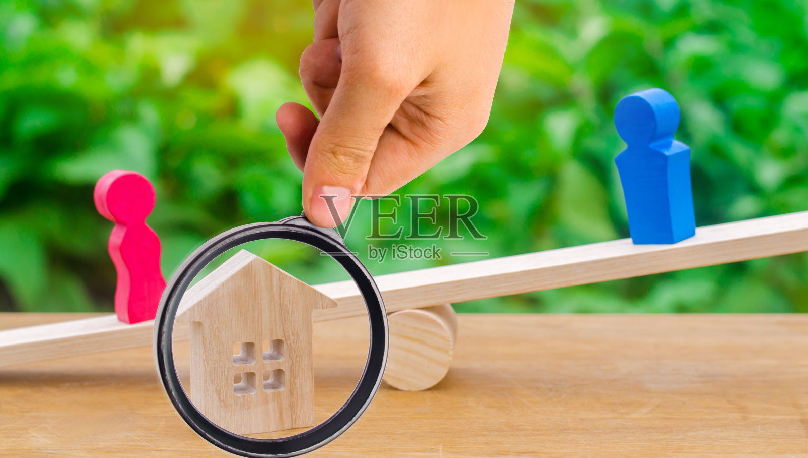 通过法律手段分割财产。房屋所有权的澄清。人的木制人像。男人和女人站在天平上。审判，冲突。法院。离婚照片摄影图片