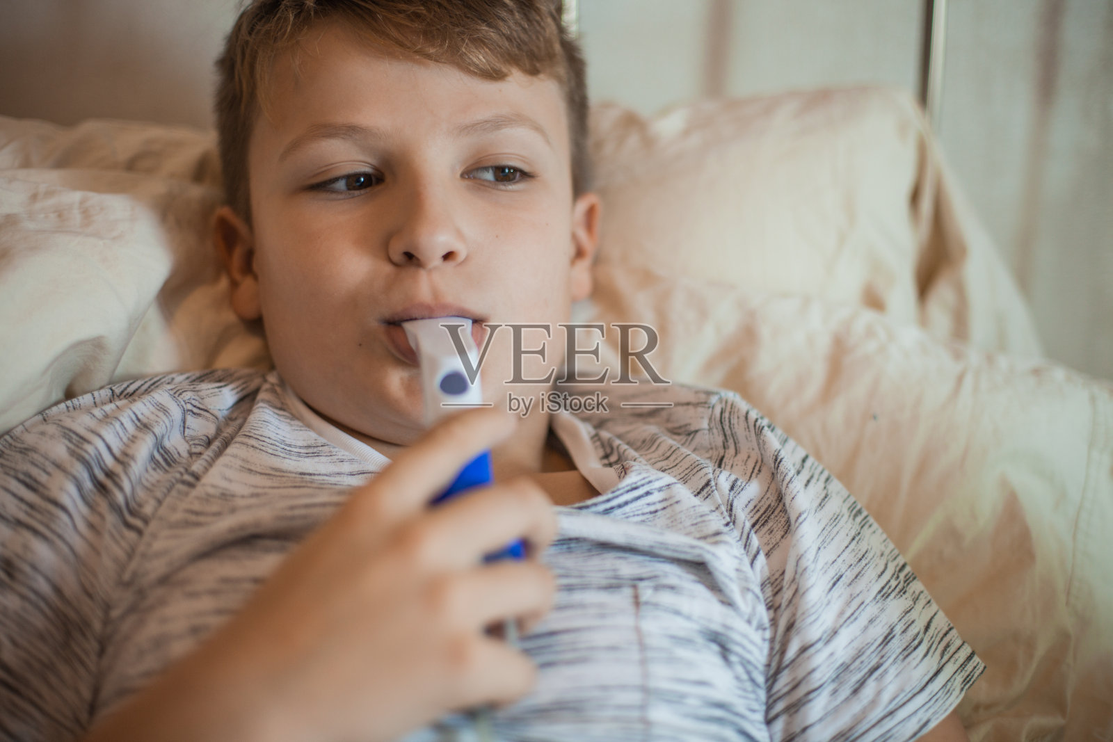 男孩在家里做吸入疗法照片摄影图片