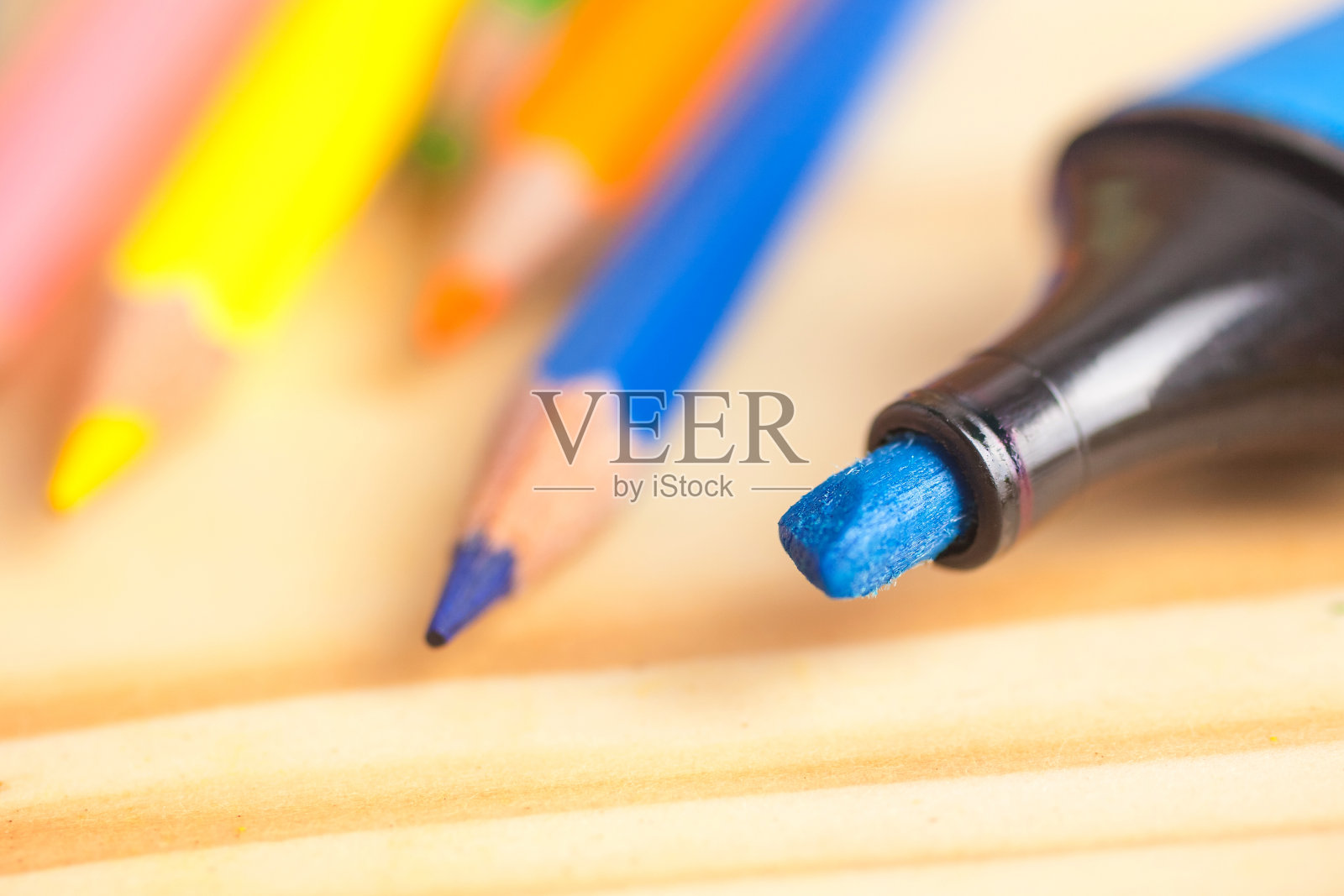 彩色铅笔和马克笔在木桌上照片摄影图片