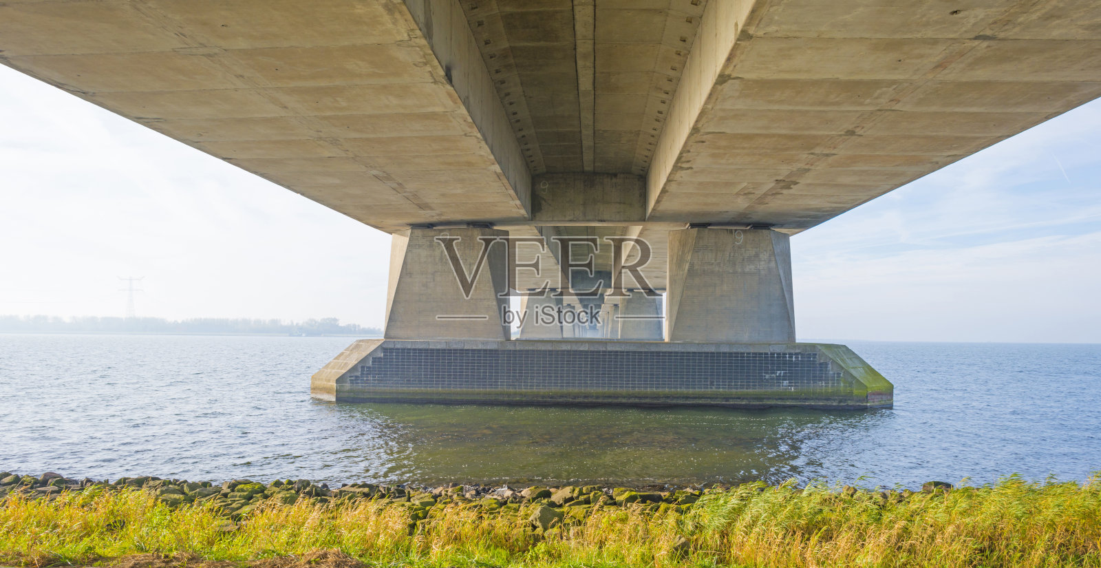 秋天阳光下的湖面上的桥照片摄影图片
