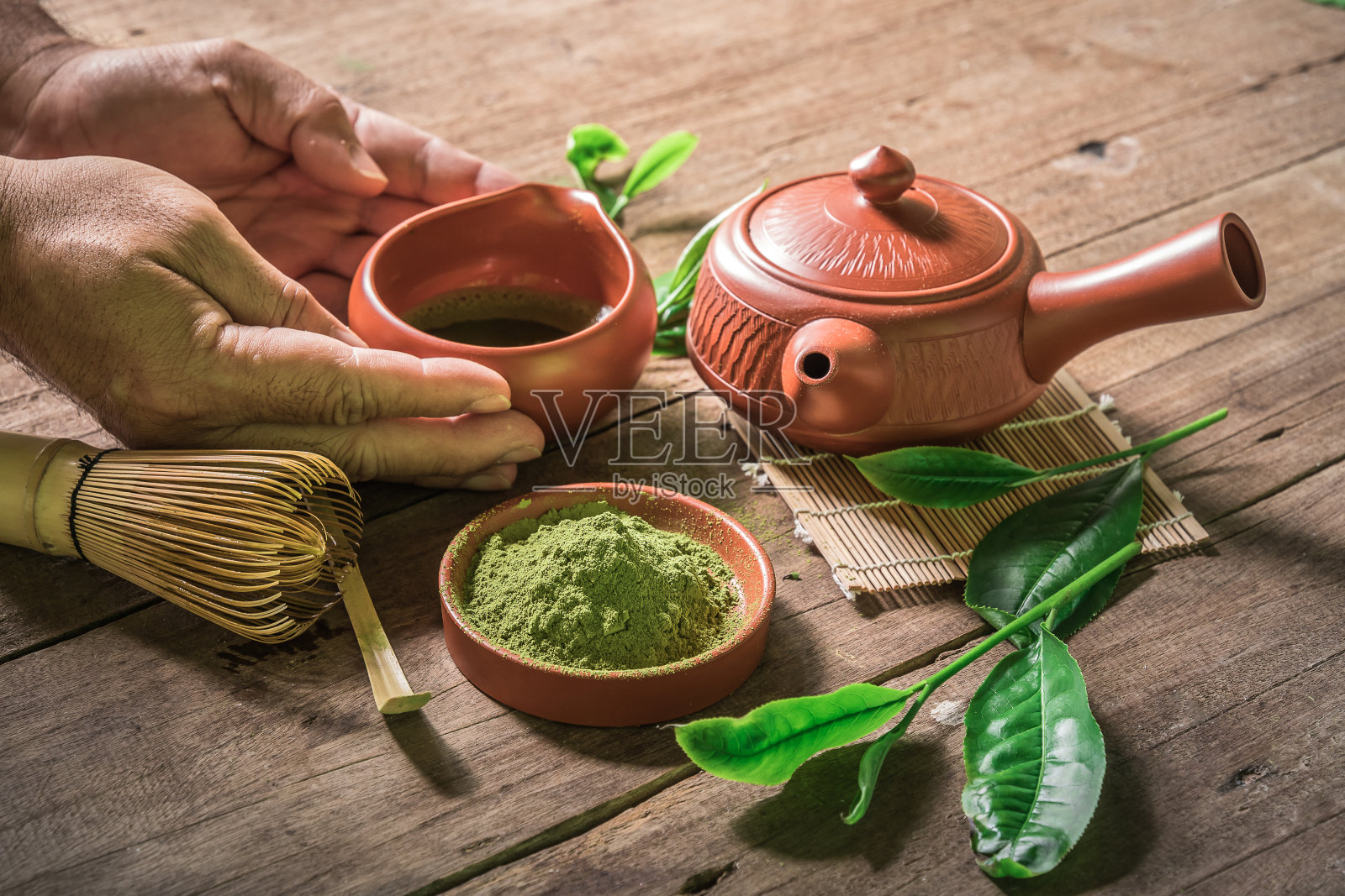 冲泡绿茶粉，用日本抹茶辅料和碗装绿茶。照片摄影图片