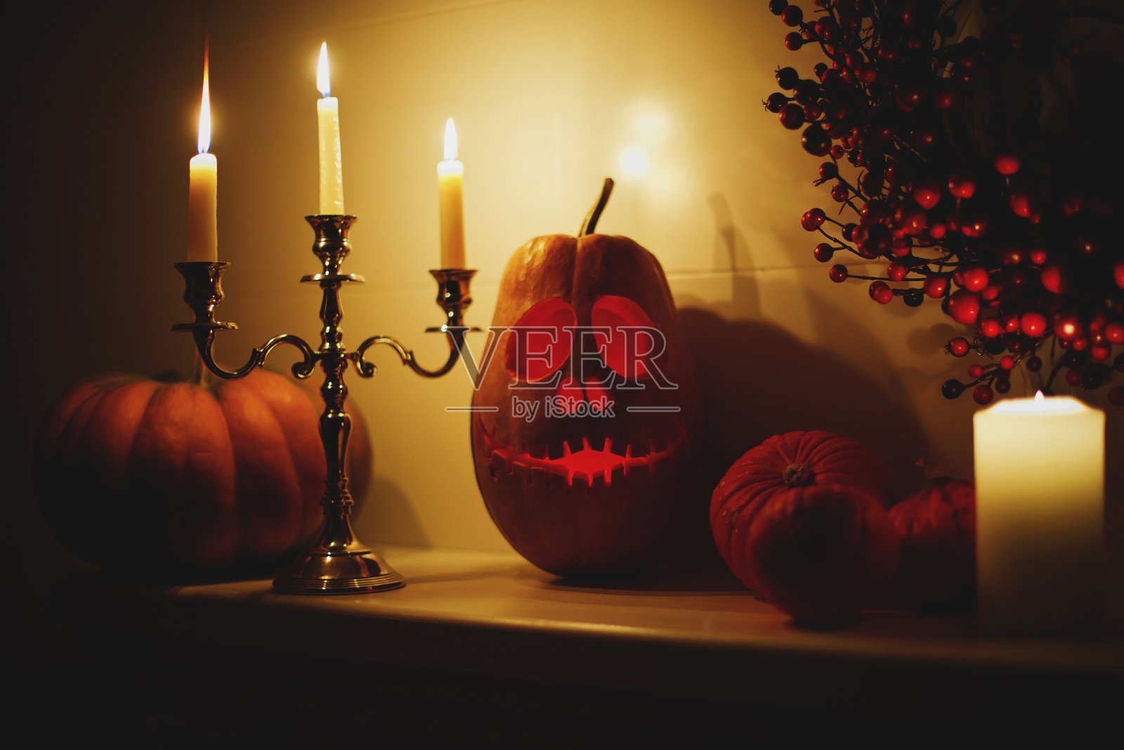 在万圣节庆祝期间桌上的纸杯蛋糕和南瓜的特写。万圣节糖果。杰克灯。万圣节装饰在万圣节那天装饰的装饰品照片摄影图片