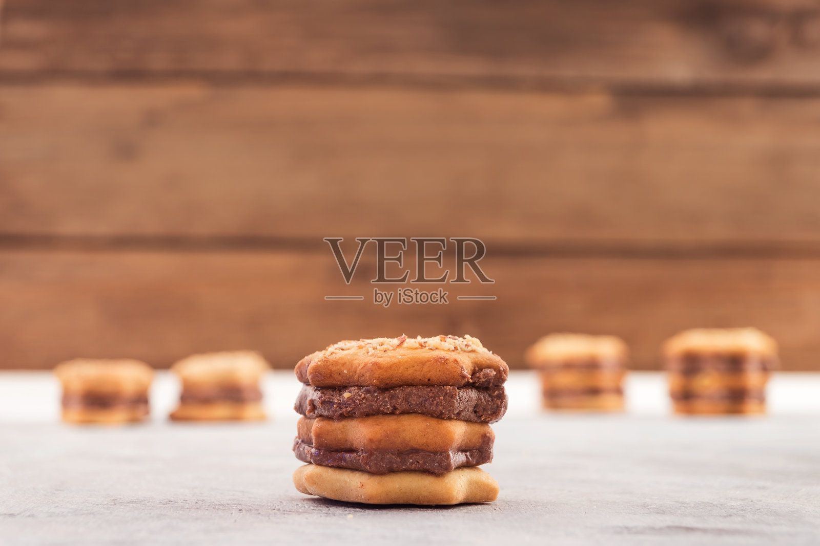 形状的饼干与多层巧克力馅，木制的背景，复制空间。照片摄影图片