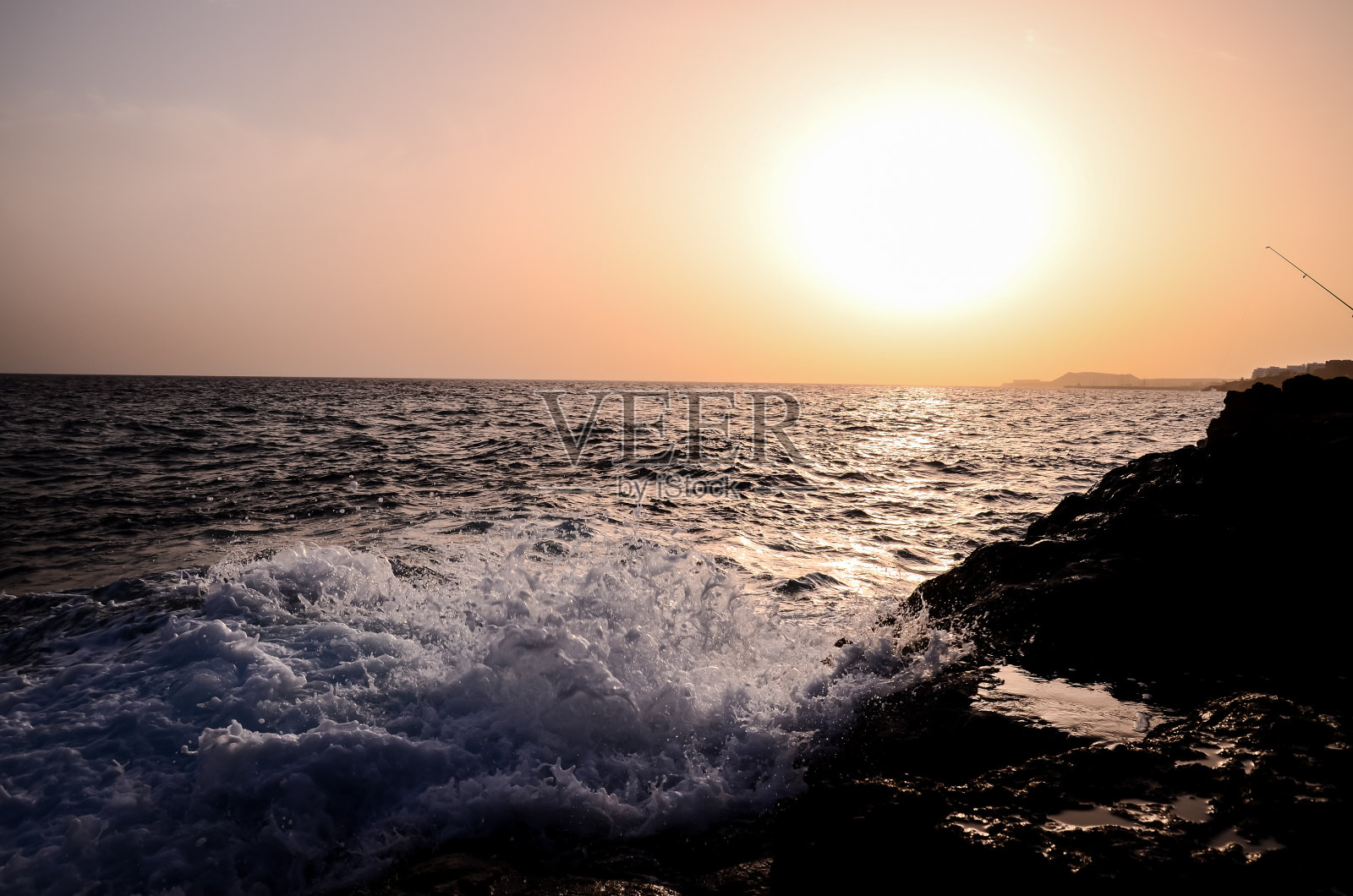 强烈的海浪冲击着火山海岸照片摄影图片