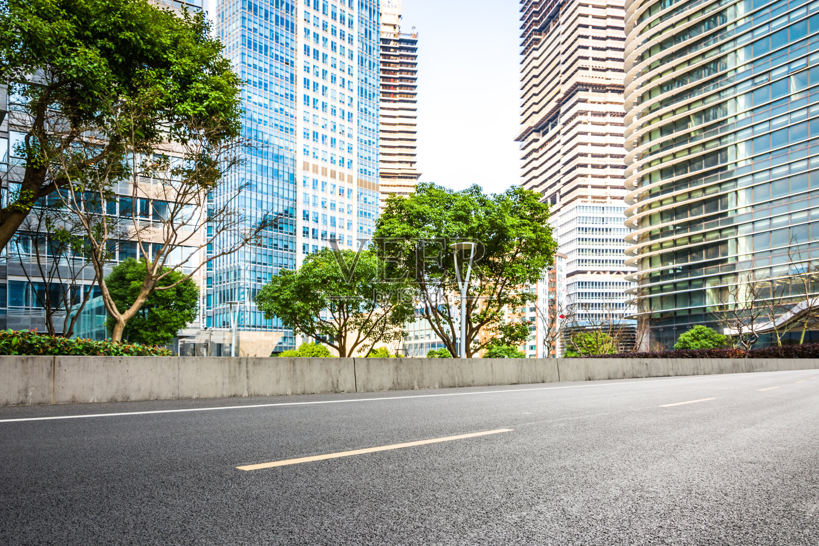 北卡罗莱纳罗利市中心从街道水平的视图，HDR图像照片摄影图片