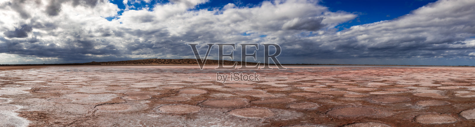 泥火山附近的干涸盐湖照片摄影图片