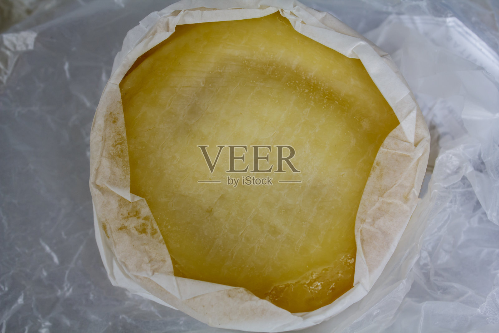 俯视图的圆形奶酪包裹在粗棉布照片摄影图片