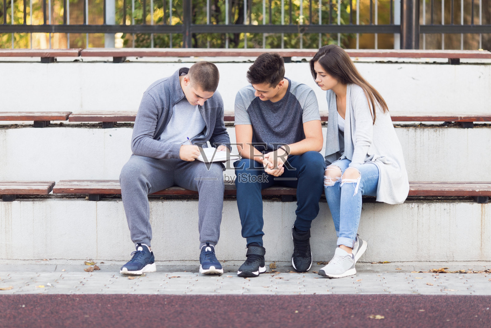 三个孩子学习照片摄影图片