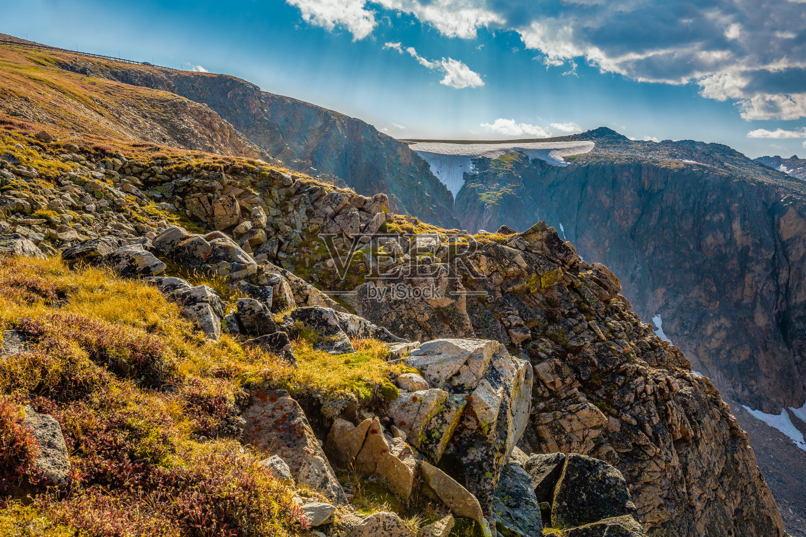 从贝尔图斯高速公路的山的背光视图的细节照片摄影图片