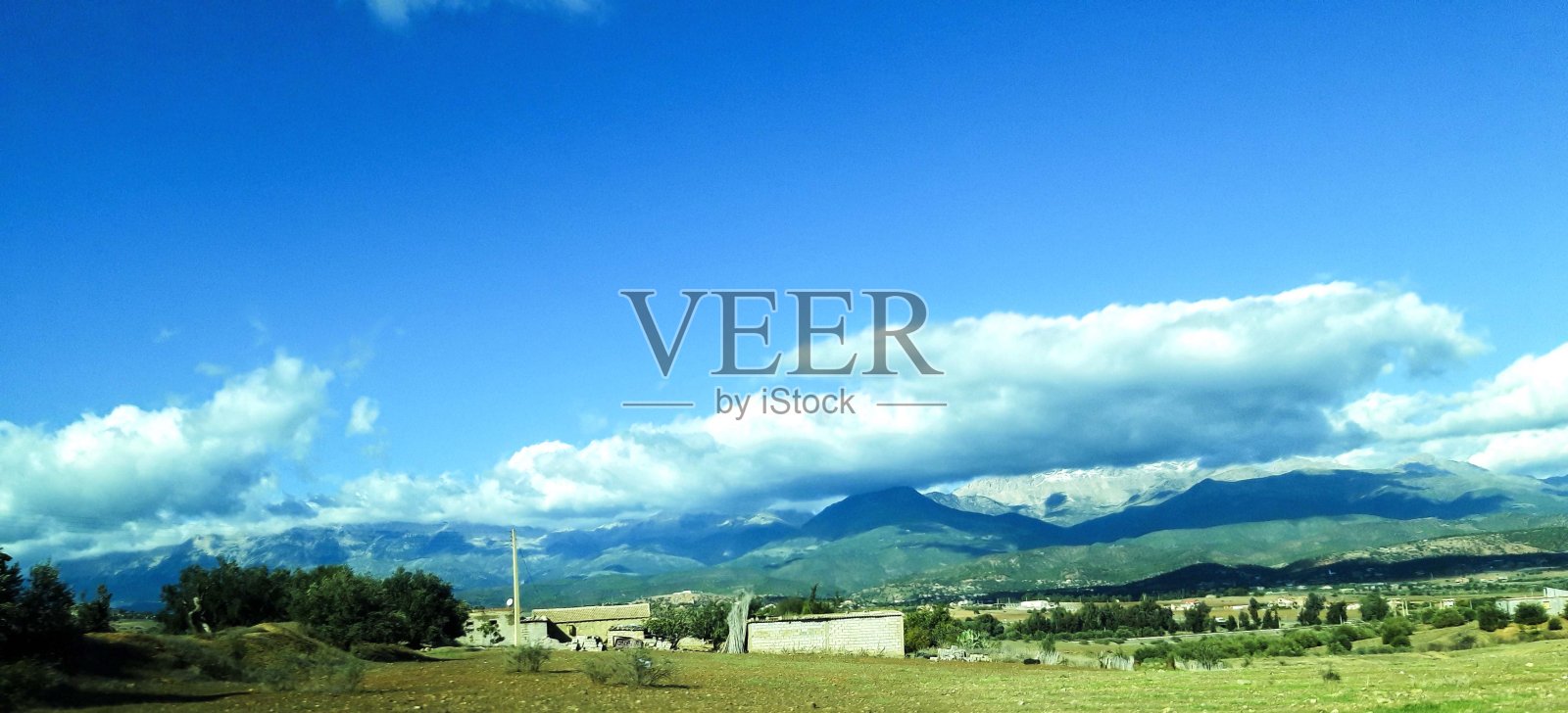 乡村风景优美，山村有一座寺院照片摄影图片