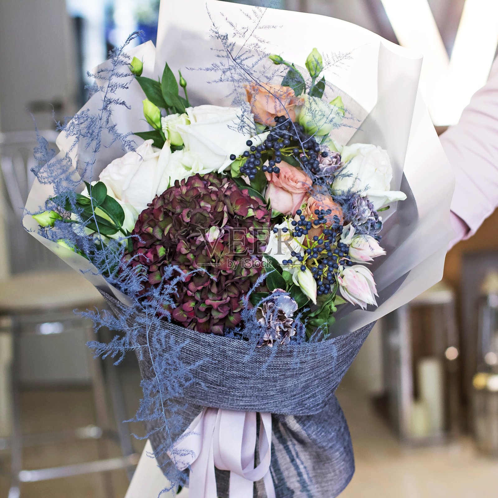 美丽的花束与玫瑰和深紫色的绣球花。照片摄影图片