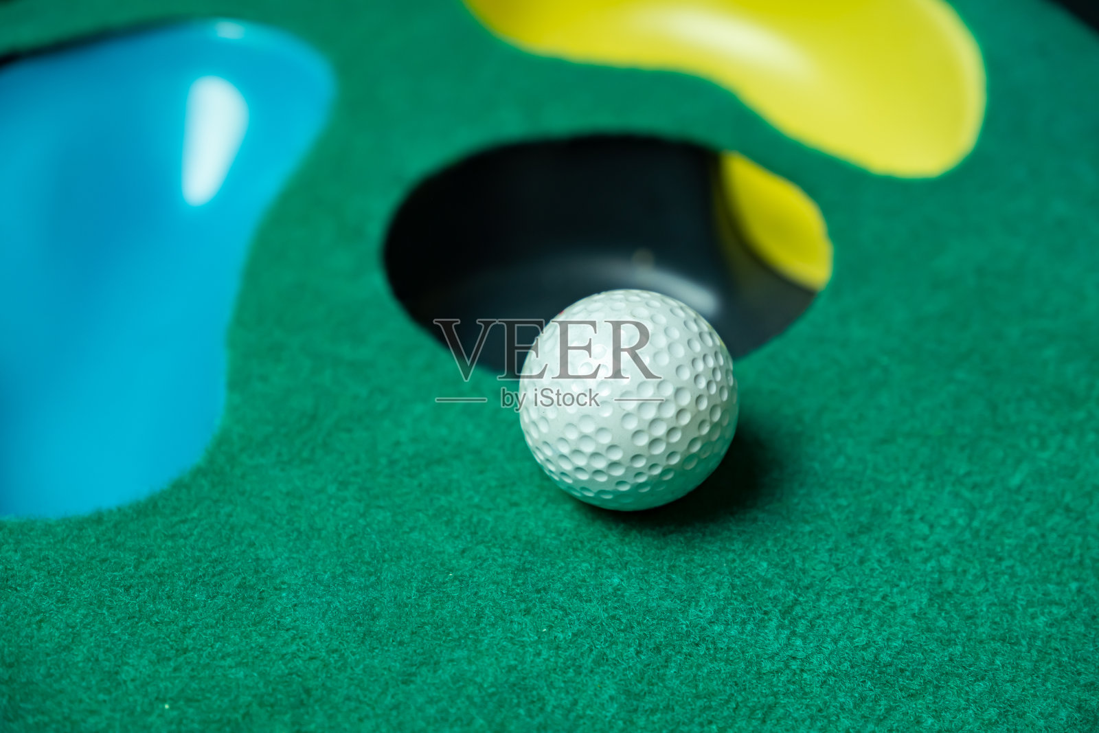 高尔夫球在推杆垫上照片摄影图片