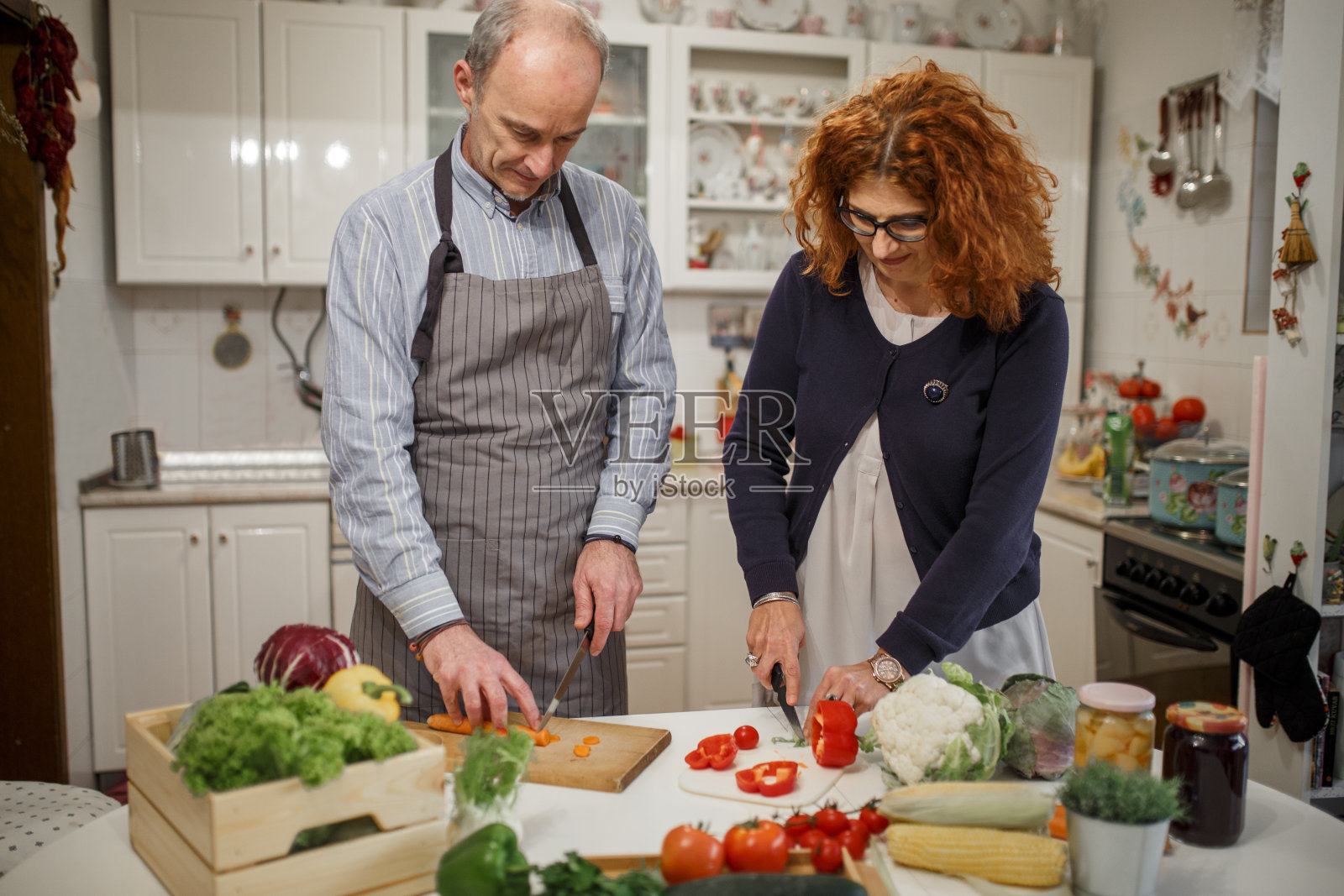 成熟夫妇一起做饭照片摄影图片
