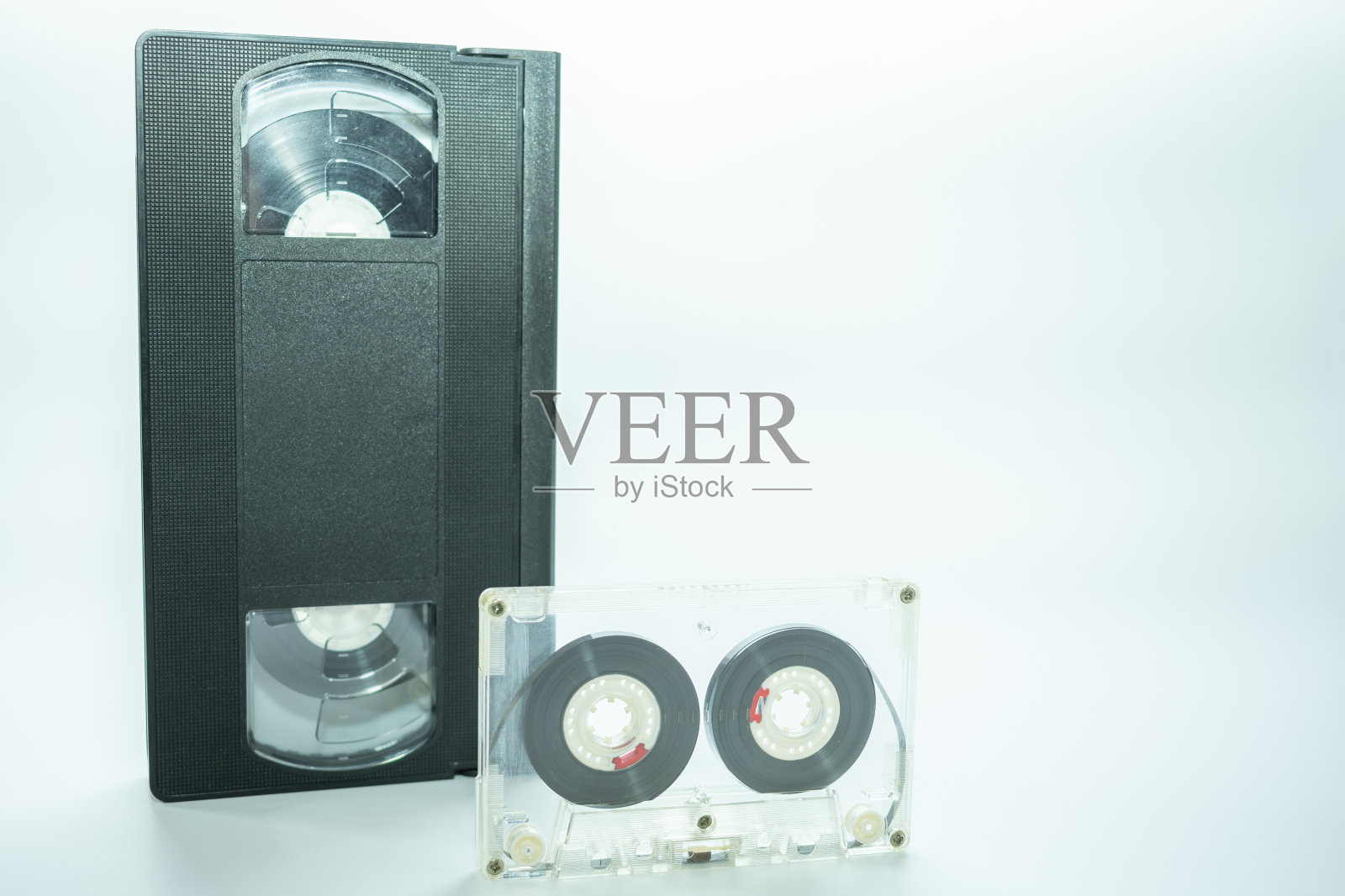 附近有白色背景的模拟盒式录音带和模拟盒式录像带照片摄影图片