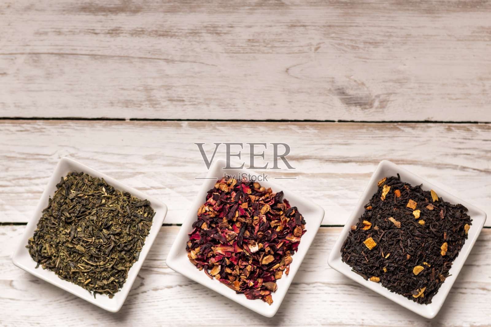 桌子上的碗里有各种各样的干茶照片摄影图片