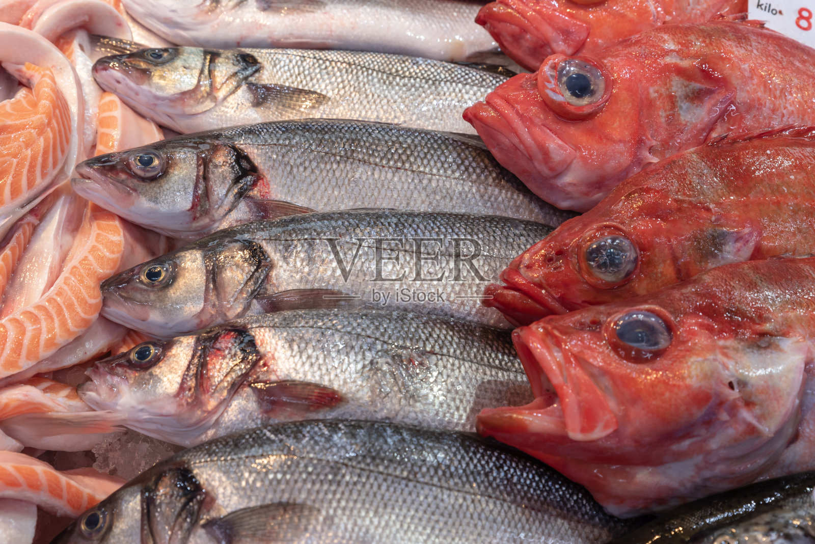 鱼贩在鱼市上出售的新鲜鱼照片摄影图片