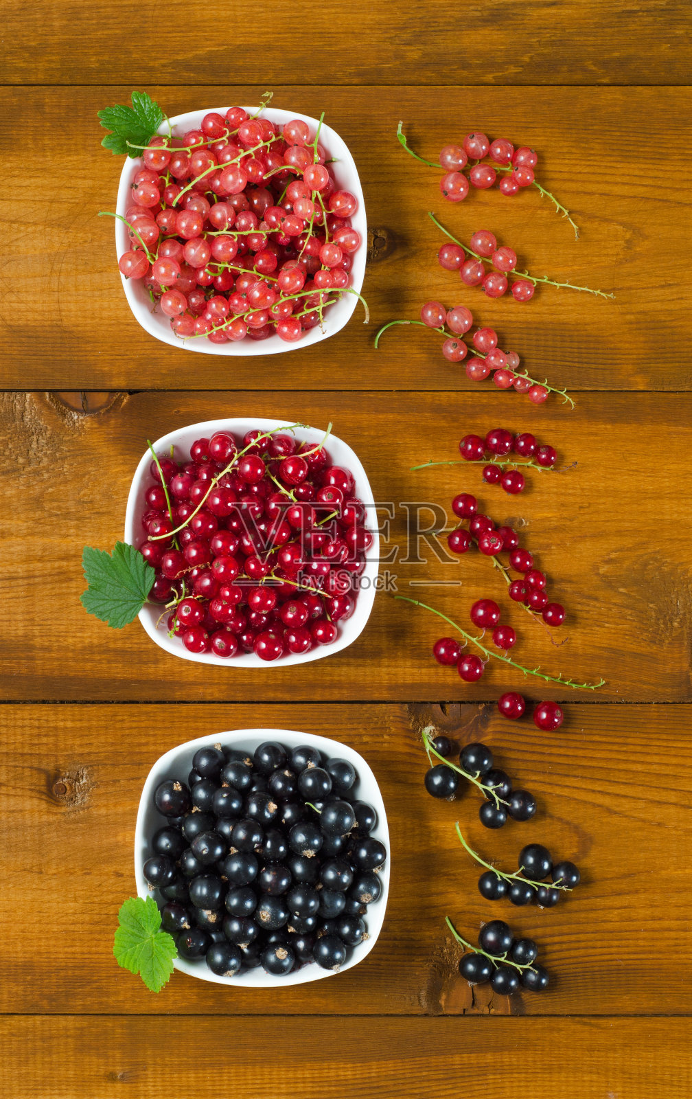 木桌上的盘子里有葡萄干照片摄影图片