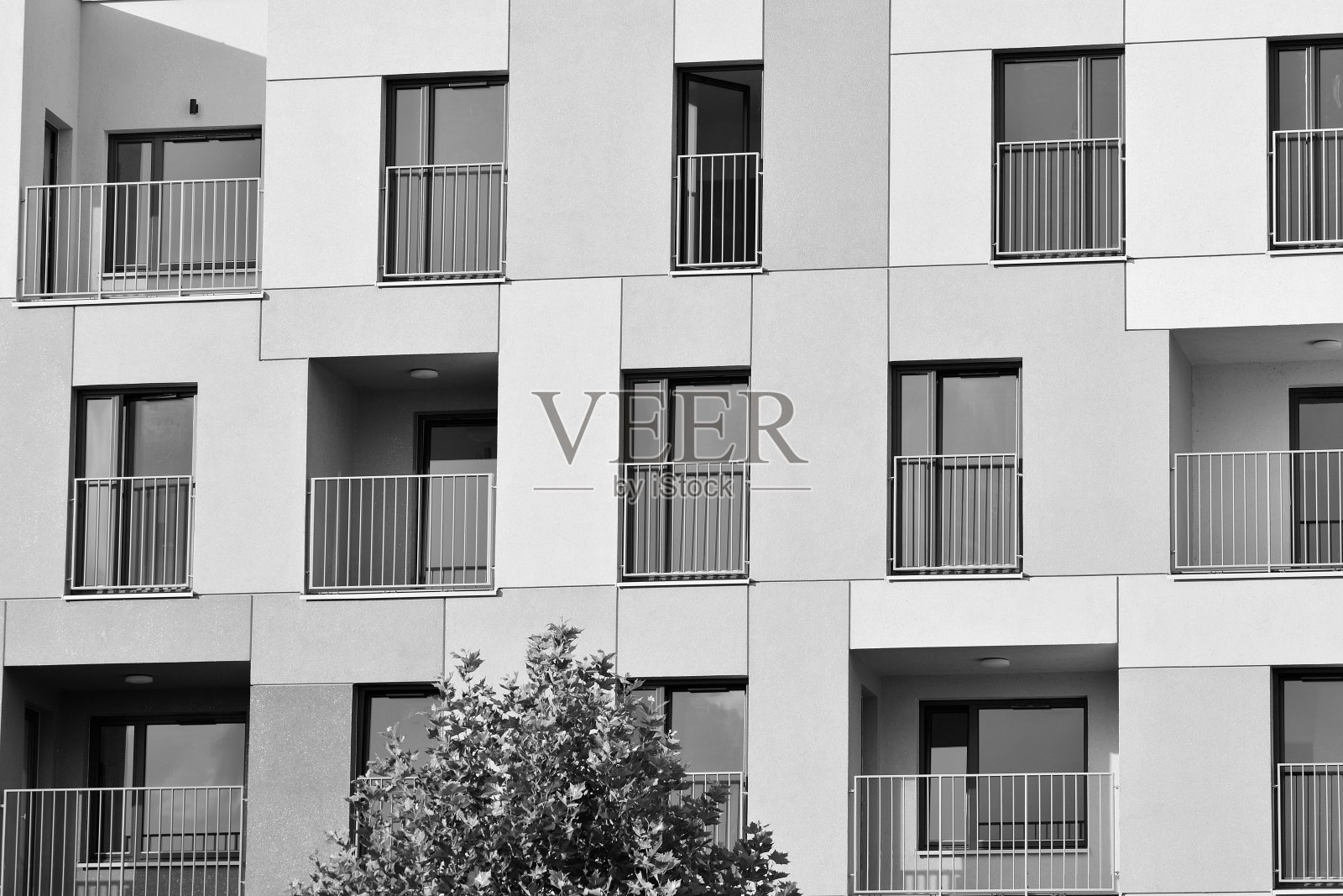 一个新的现代化公寓大楼的细节。黑色和白色。照片摄影图片