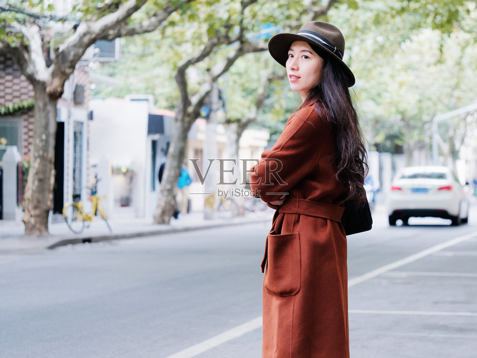 美丽的年轻女子，有着模糊的街道背景。户外时尚写真魅力中国年轻开朗时尚淑女。情感、人、美、生活理念。照片摄影图片